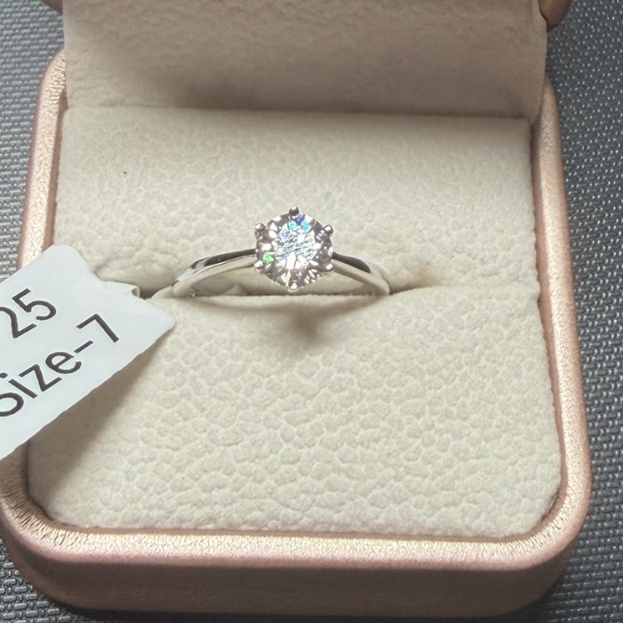 # 1 Silver Ring 1.0ct size 7